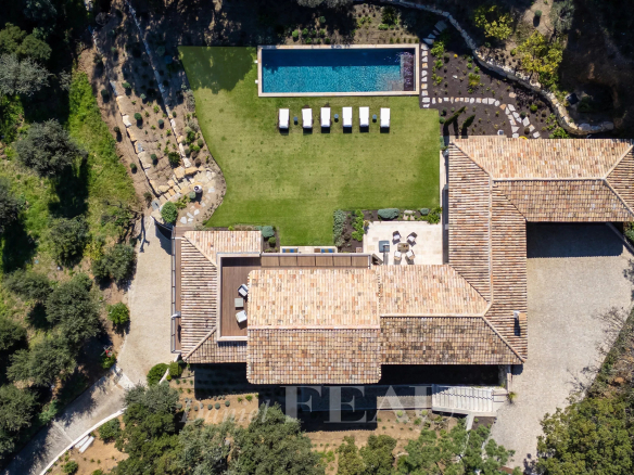 Vue aérienne d'une propriété moderne avec piscine et jardin à La Croix-Valmer, France.