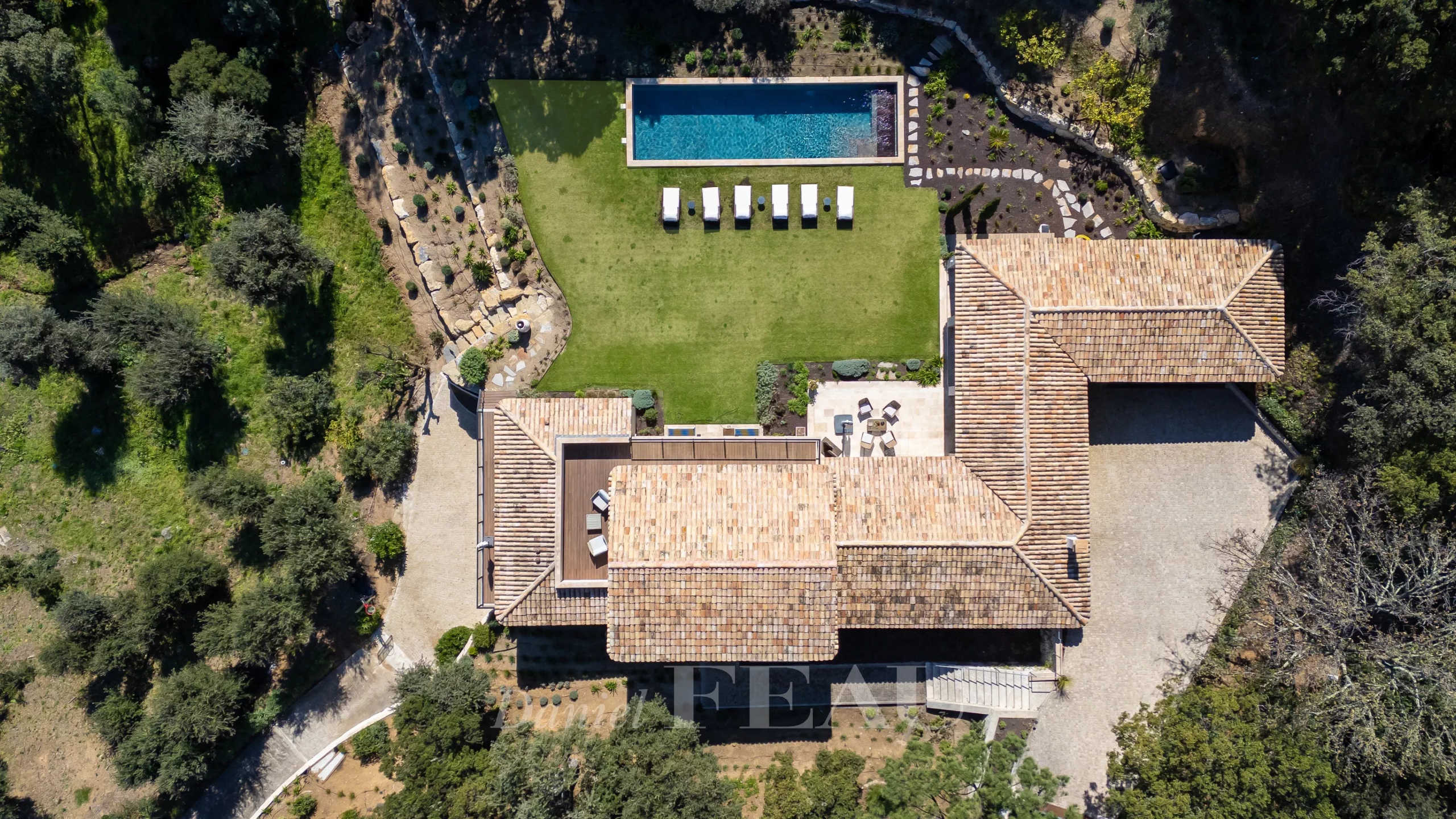 Propriété d’exception à La Croix-Valmer Vue aérienne d'une propriété moderne avec piscine et jardin à La Croix-Valmer, France.