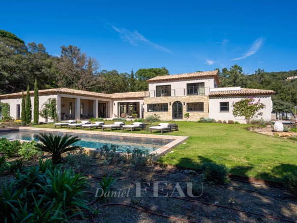 Propriété moderne avec piscine et jardin à La Croix-Valmer, entourée de verdure.
