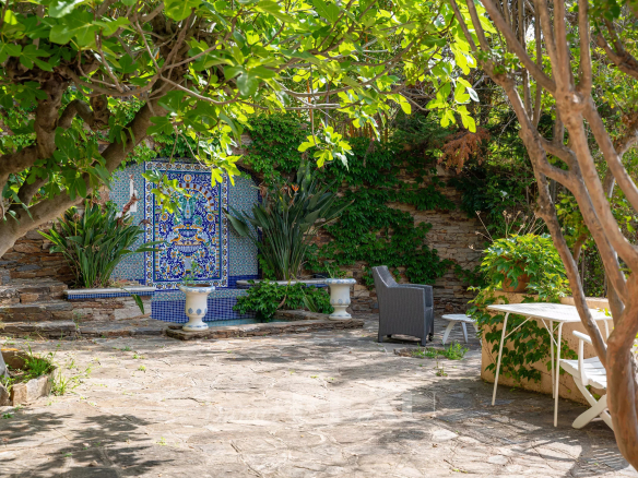 Jardin d'une propriété à Rayol-Canadel avec des plantes, une décoration murale et des meubles de jardin.