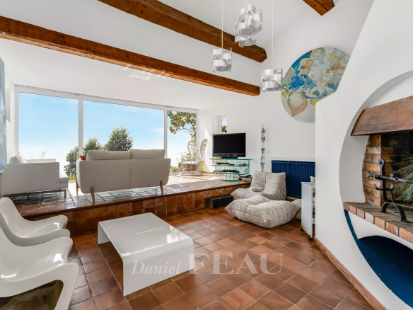 Intérieur d'une villa à Rayol-Canadel avec vue sur la mer, salon lumineux et moderne.