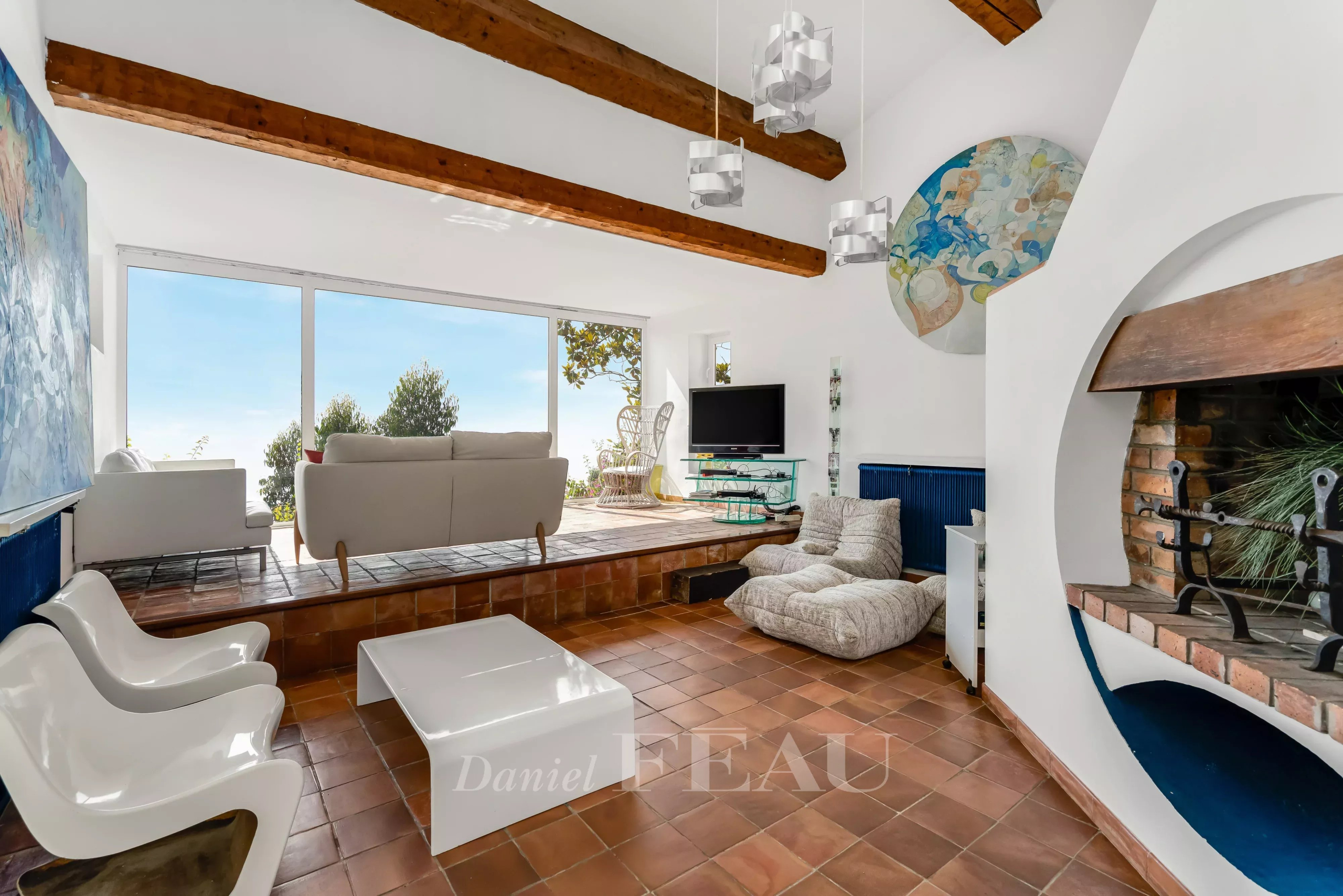 Intérieur d'une villa à Rayol-Canadel avec vue sur la mer, salon lumineux et moderne.