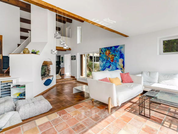 Intérieur d'une villa à Rayol-Canadel avec salon lumineux et décoration moderne.