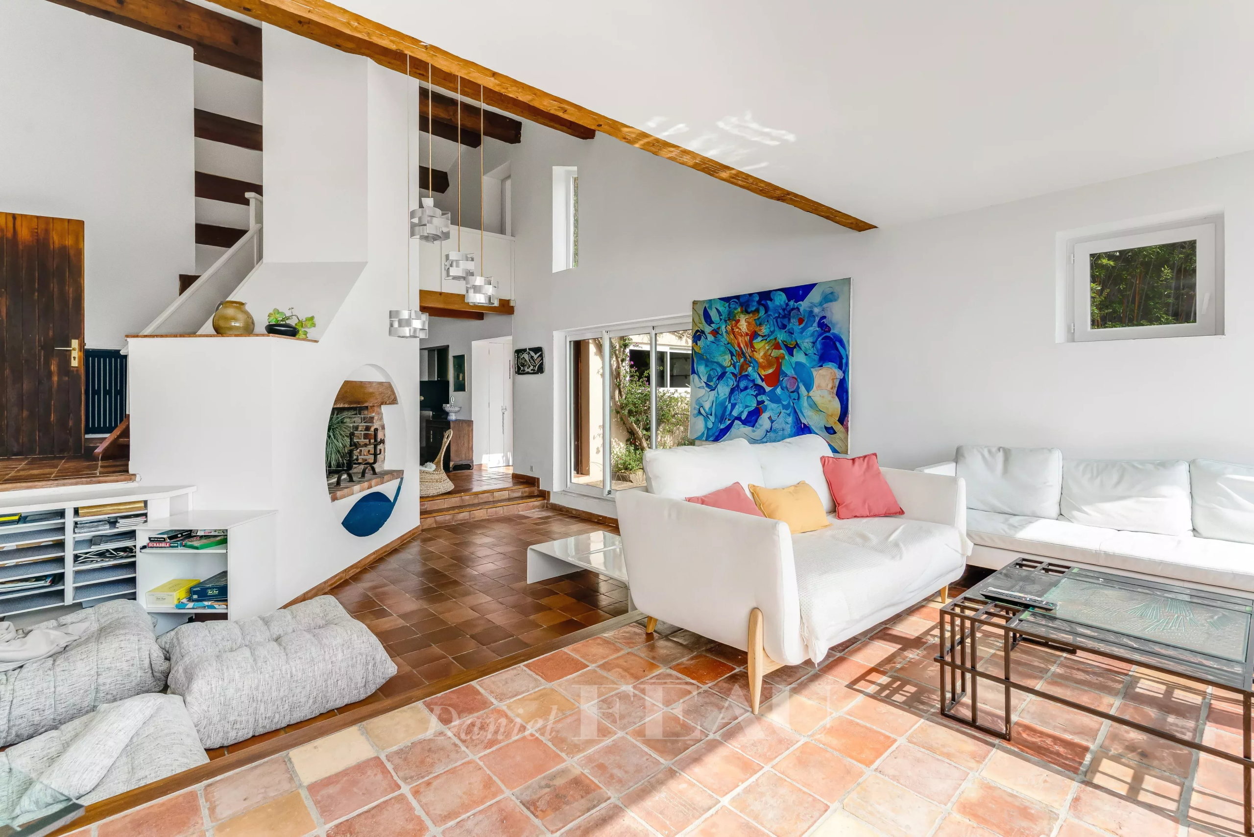 Intérieur d'une villa à Rayol-Canadel avec salon lumineux et décoration moderne.