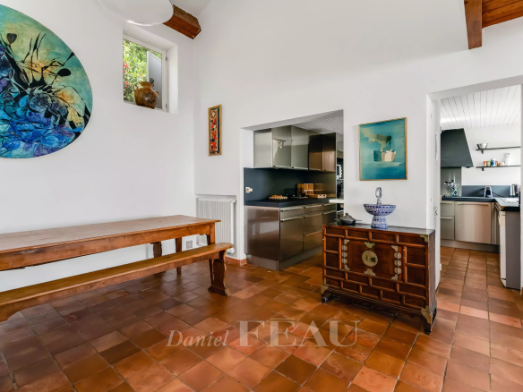 Intérieur d'une villa à Rayol-Canadel avec table en bois et cuisine ouverte