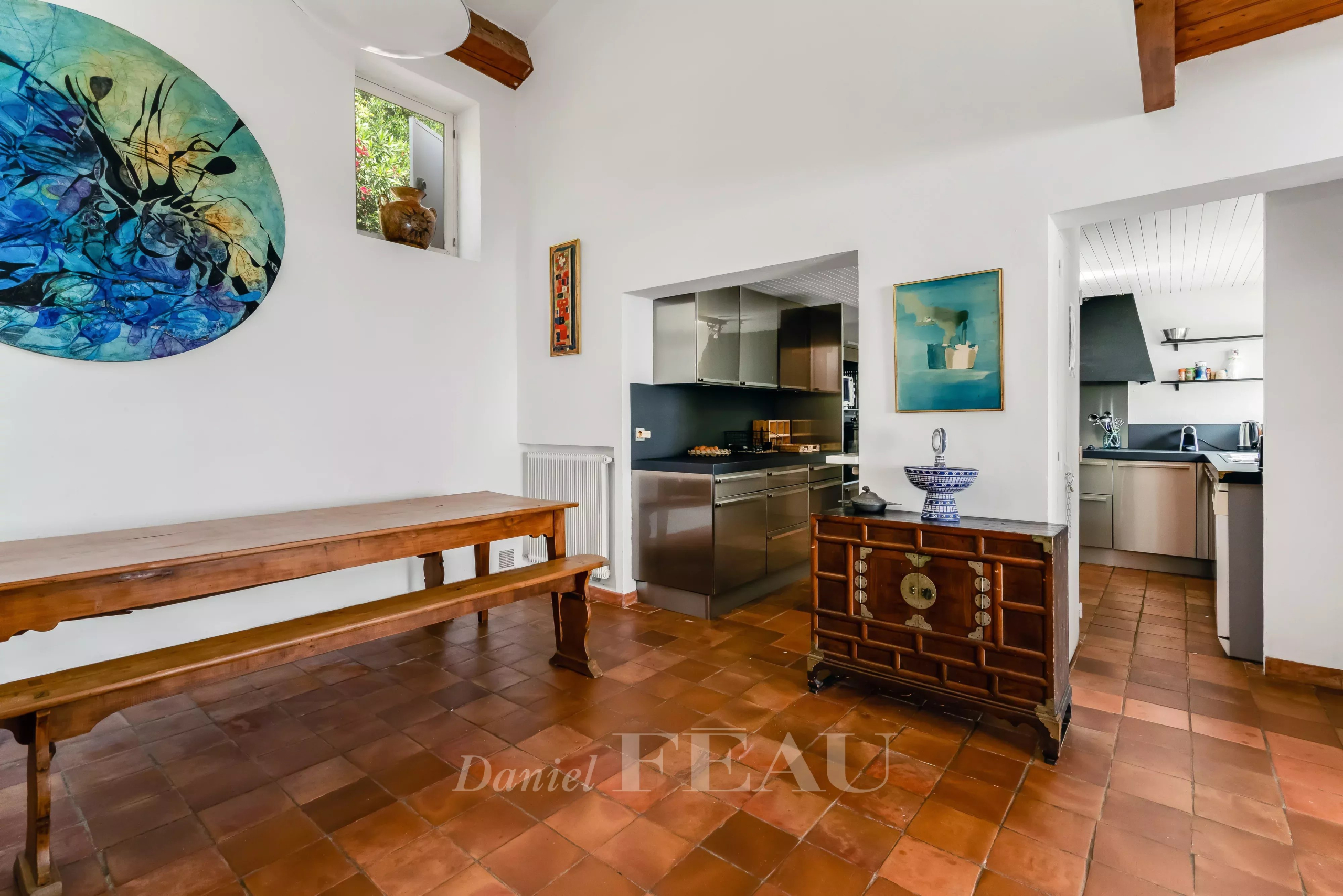 Intérieur d'une villa à Rayol-Canadel avec table en bois et cuisine ouverte