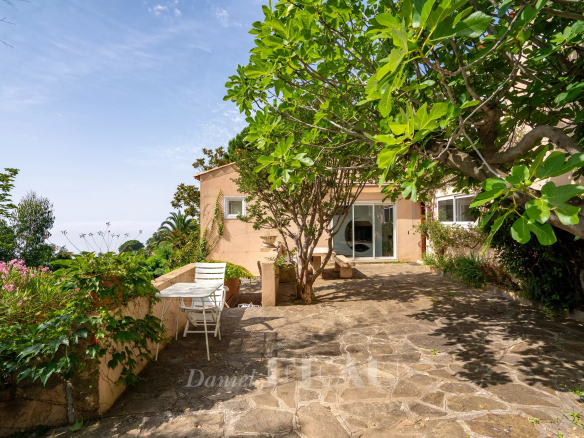 Villa avec vue mer à Rayol-Canadel, terrasse en pierre et végétation environnante.