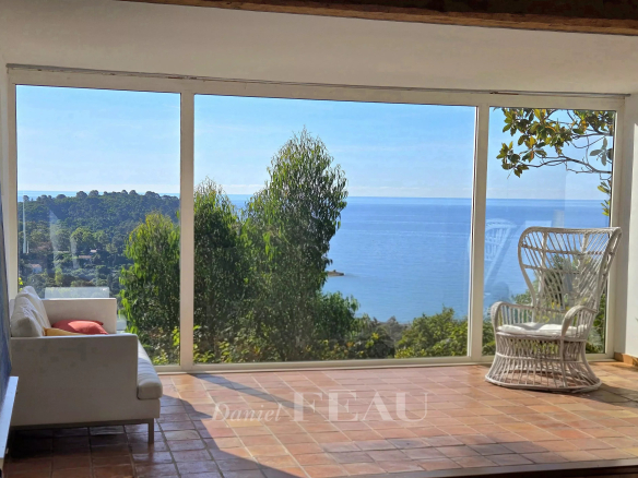 Vue panoramique sur la mer depuis une villa à Rayol-Canadel-sur-Mer.