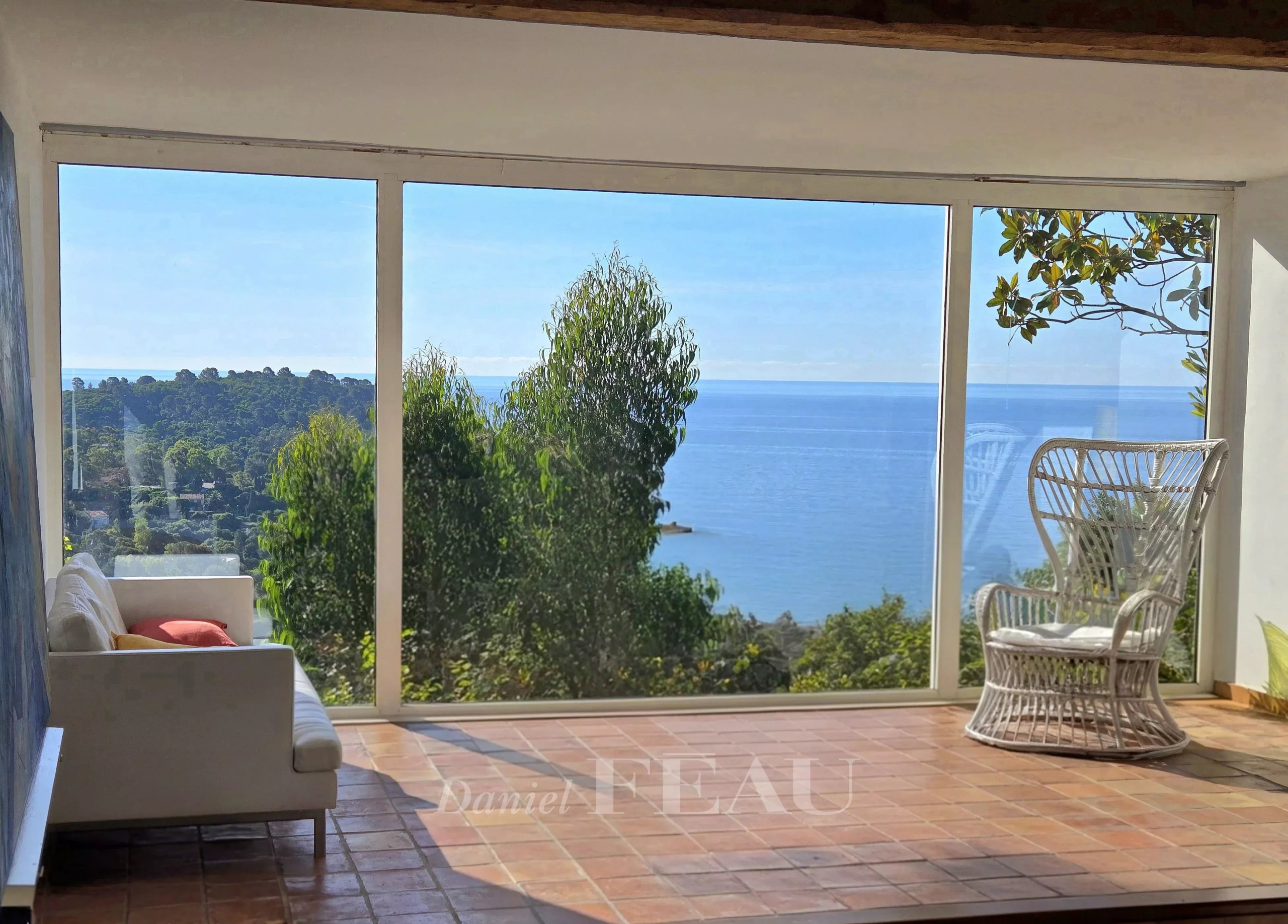 Vue panoramique sur la mer depuis une villa à Rayol-Canadel-sur-Mer.