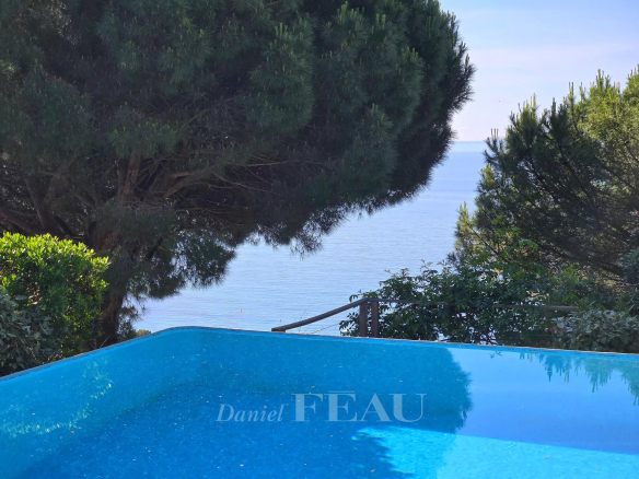 Vue sur la mer depuis une propriété avec piscine à Rayol-Canadel-sur-Mer.