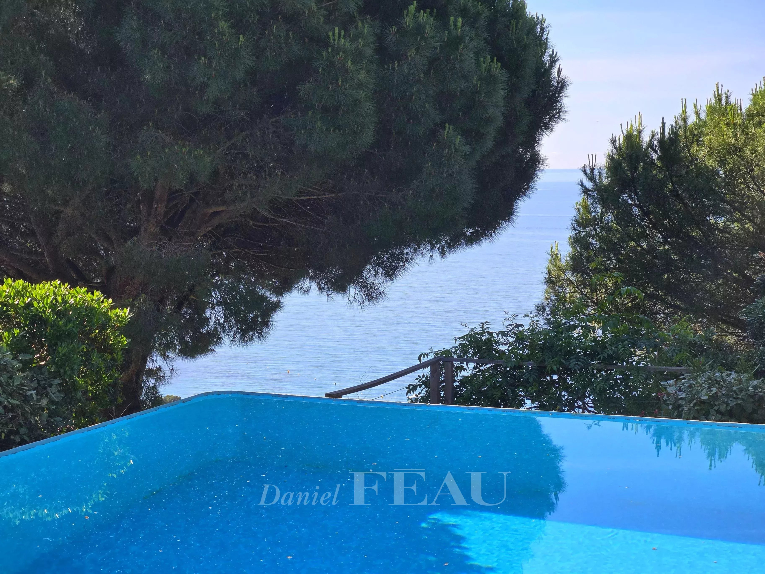 Vue sur la mer depuis une propriété avec piscine à Rayol-Canadel-sur-Mer.