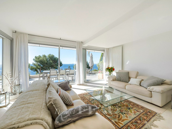Intérieur d'une propriété lumineuse avec vue mer à Le Lavandou, salon moderne et terrasses.