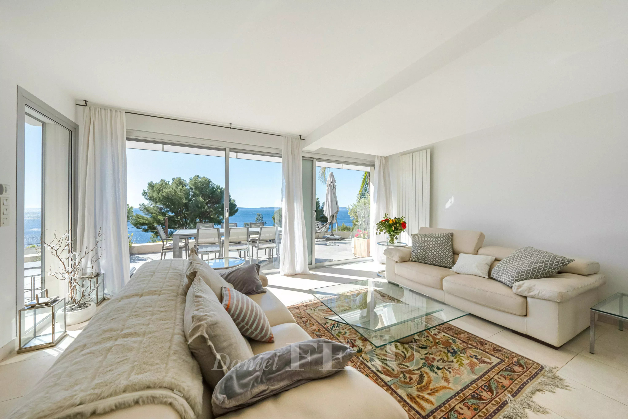 Intérieur d'une propriété lumineuse avec vue mer à Le Lavandou, salon moderne et terrasses.