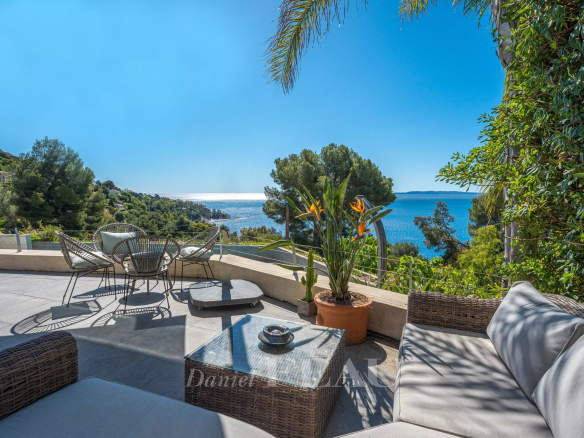 Terrasse avec vue sur la mer et mobilier de jardin au Lavandou