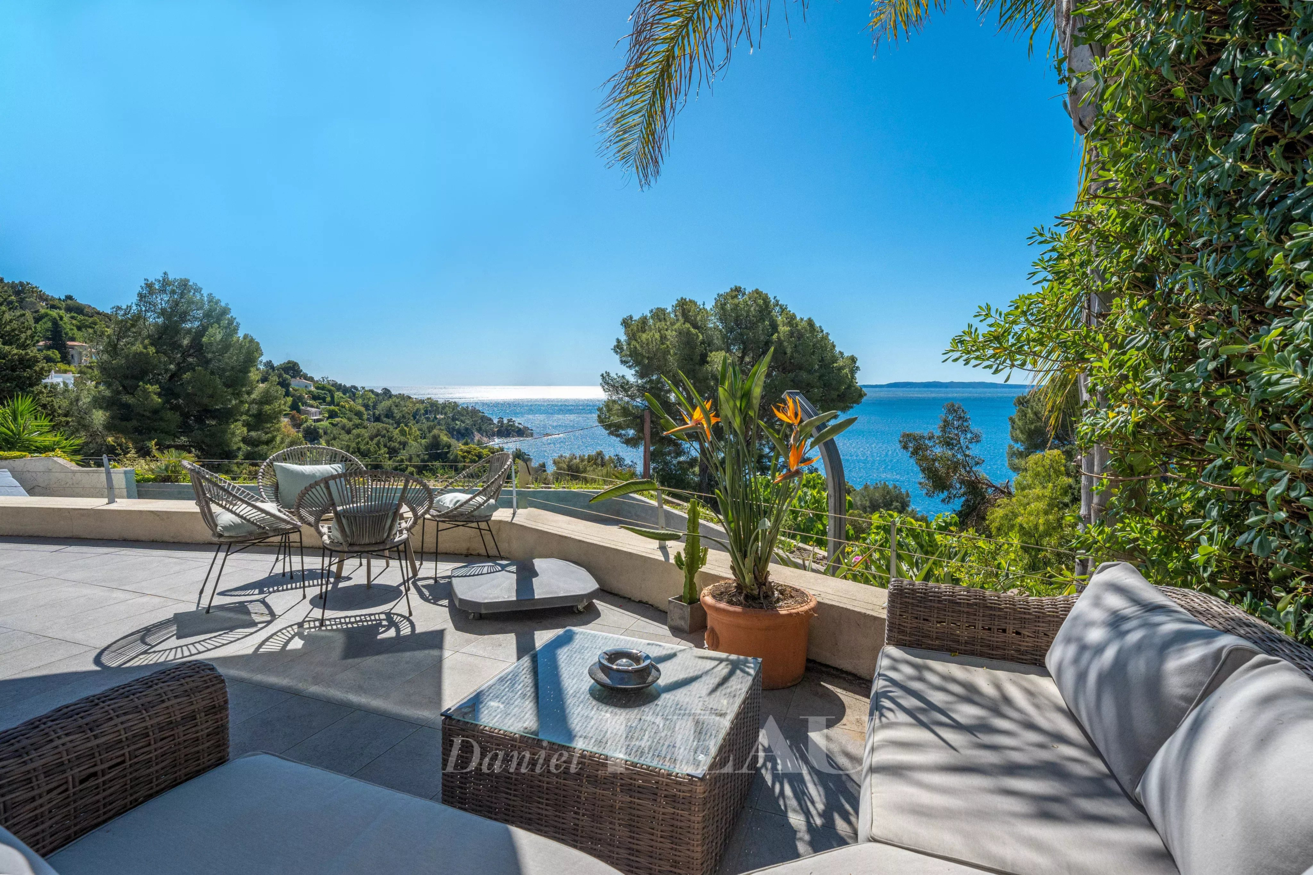 Terrasse avec vue sur la mer et mobilier de jardin au Lavandou