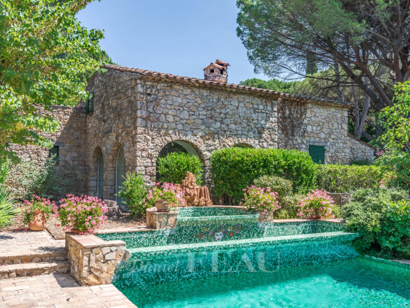 Near Fayence – Character property