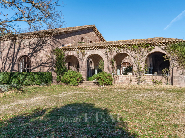 Roquebrune sur Argens – Character property