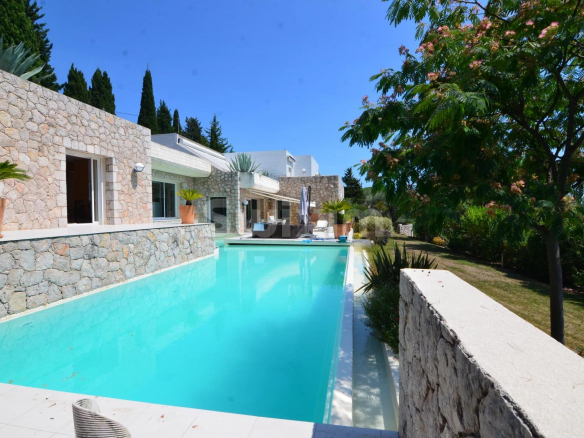 Belle Ville Contemporaine avec Piscine et Vue Mer