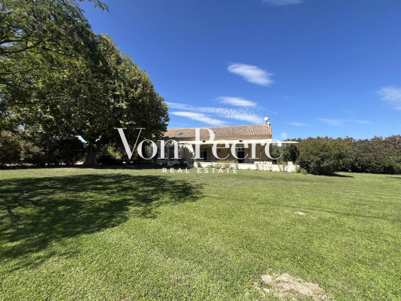 MAISON récemment rénovée proche centre de Saint-Rémy de Provence, avec 5 chambres, appartement indépendant, piscine et jardin