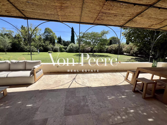 Recently renovated house near the centre of Saint-Rémy de Provence, with 5 bedrooms, separate apartment, swimming pool and garden