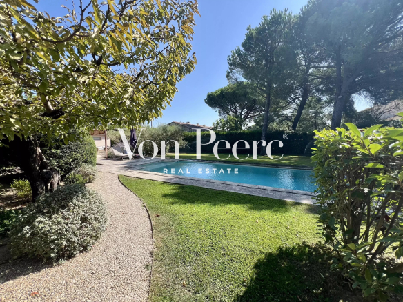 Maison à vendre à pied du centre de Saint Rémy de Provence avec jardin et piscine