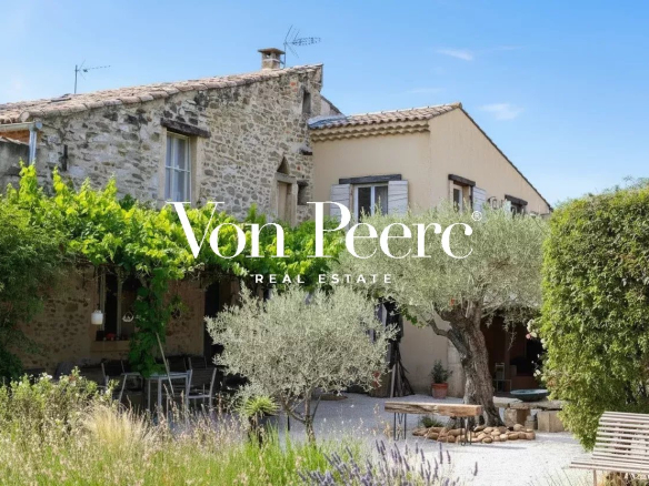 Maison de village avec dépendances, piscine et jardin