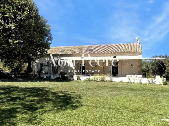 Recently renovated old house near the centre of Saint-Rémy de Provence, with 5 bedrooms, swimming pool and garden