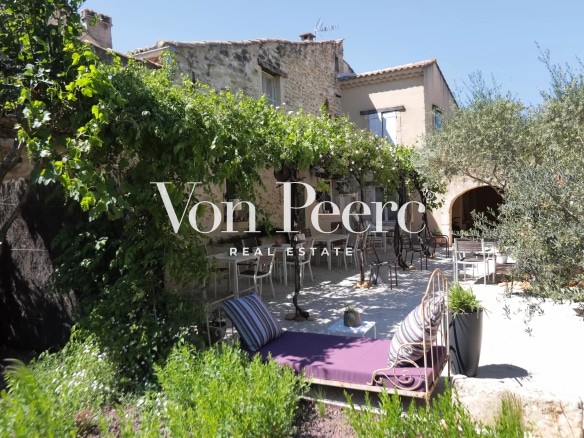 Maison de village avec gîtes, piscine et jardin à Saint-Laurent-des-Arbres.