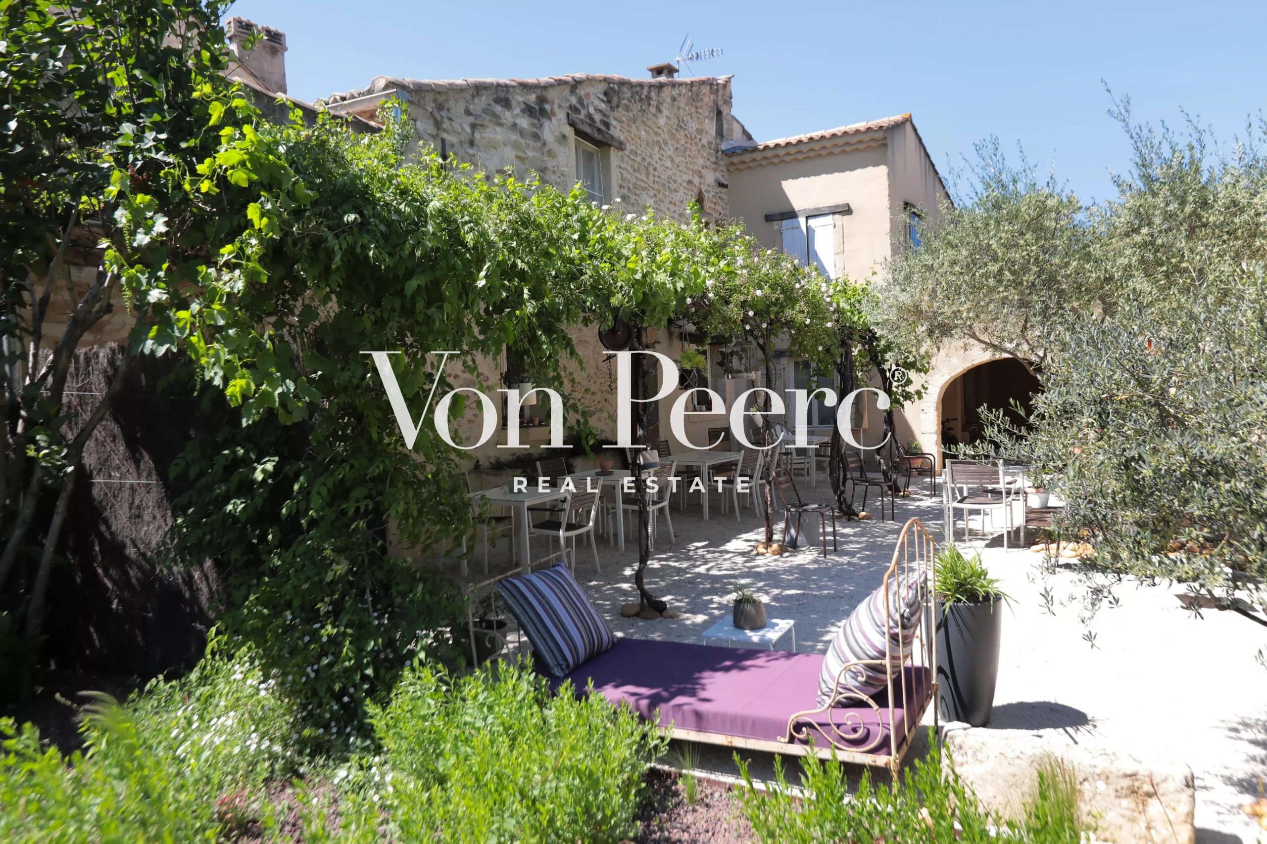 Maison de village avec gîtes, piscine et jardin à Saint-Laurent-des-Arbres.