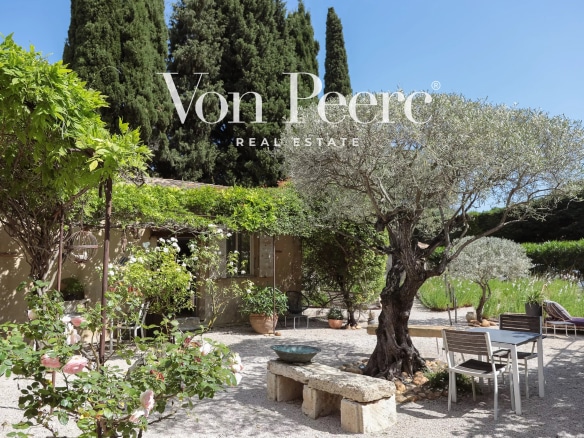 Maison de village avec jardin, piscine et gîtes à Saint-Laurent-des-Arbres, près d'Avignon.