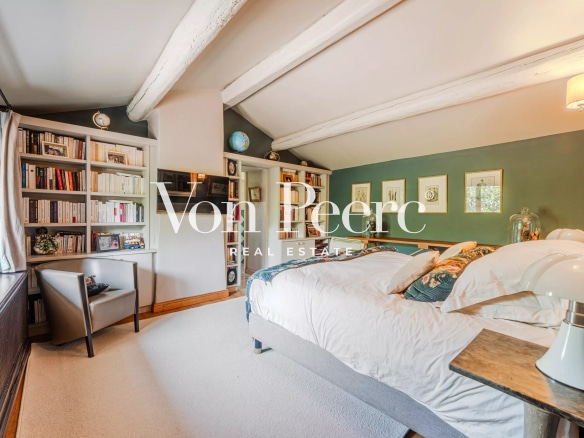 Chambre d'un mas provençal rénové avec lit double et décoration soignée.