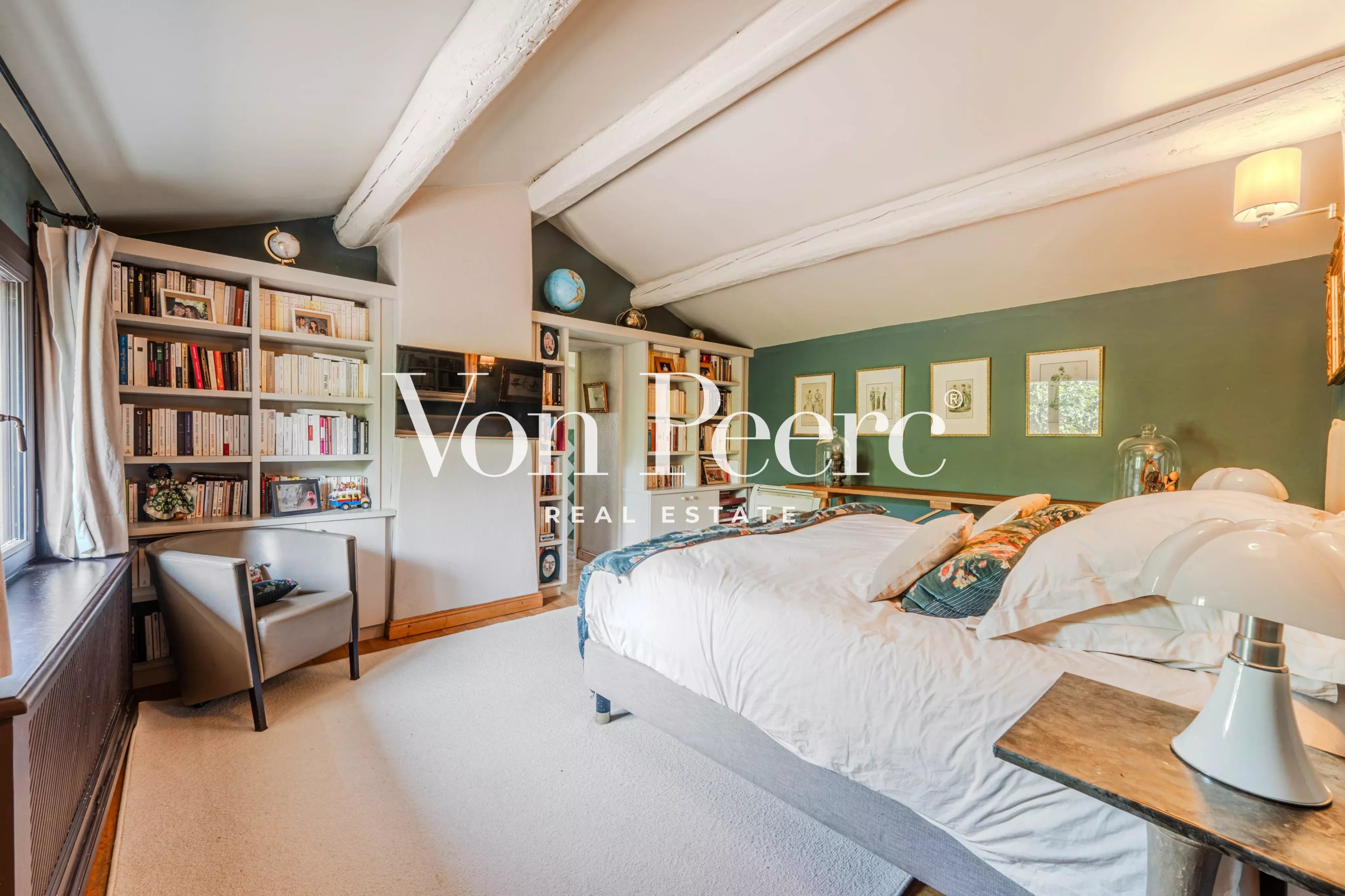 Chambre d'un mas provençal rénové avec lit double et décoration soignée.