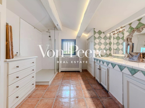 Salle de bain moderne dans un mas provençal rénové, avec carrelage et douche.