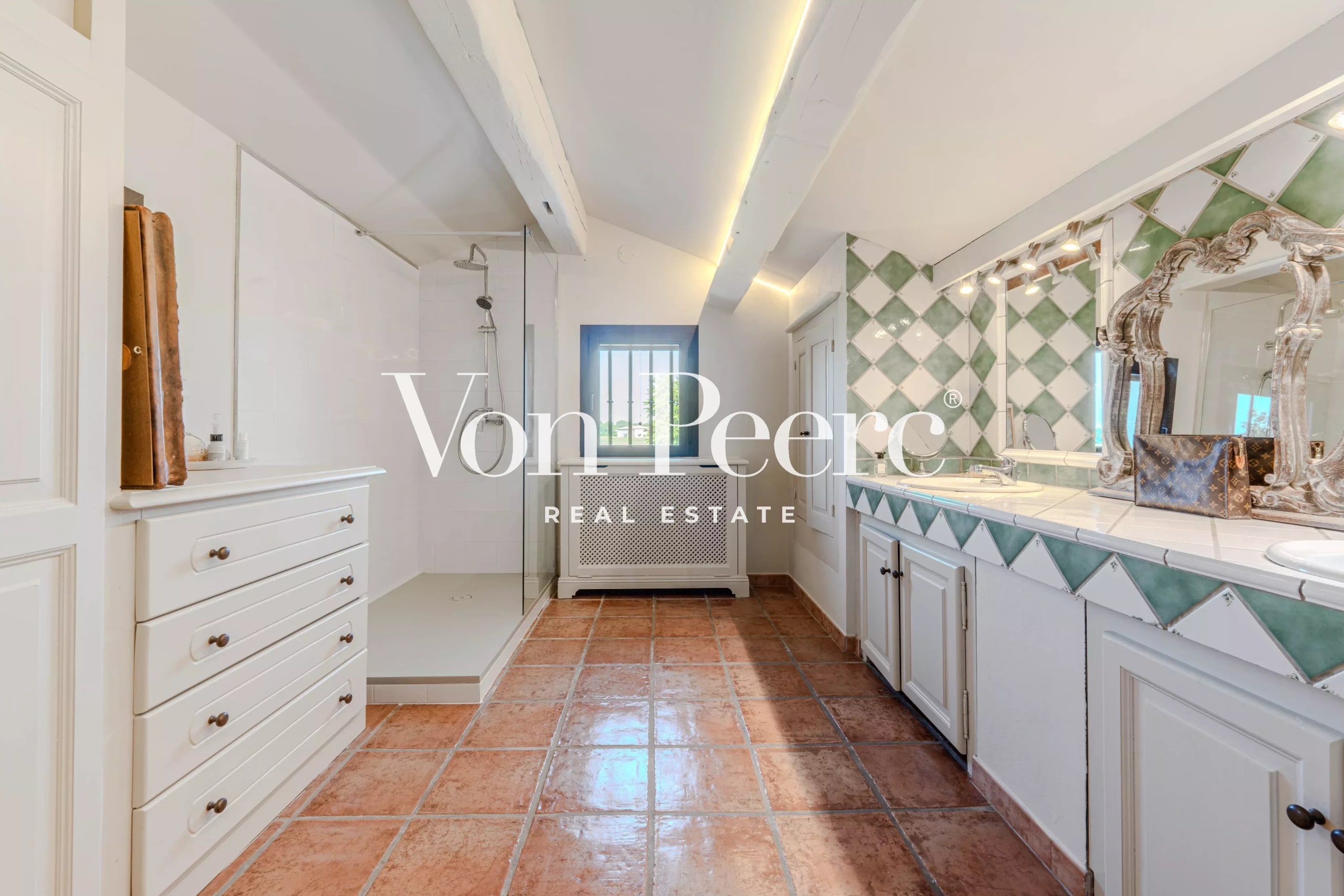 Salle de bain moderne dans un mas provençal rénové, avec carrelage et douche.