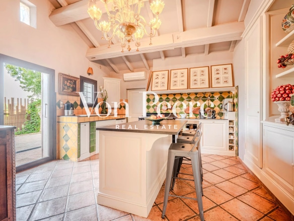 Cuisine d'un mas provençal rénové, avec des éléments de décoration typiques et un éclairage élégant.