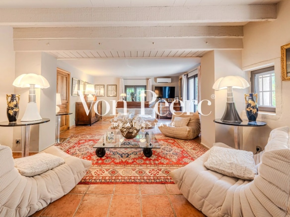 Intérieur d'un mas provençal rénové avec un salon spacieux et des meubles confortables.