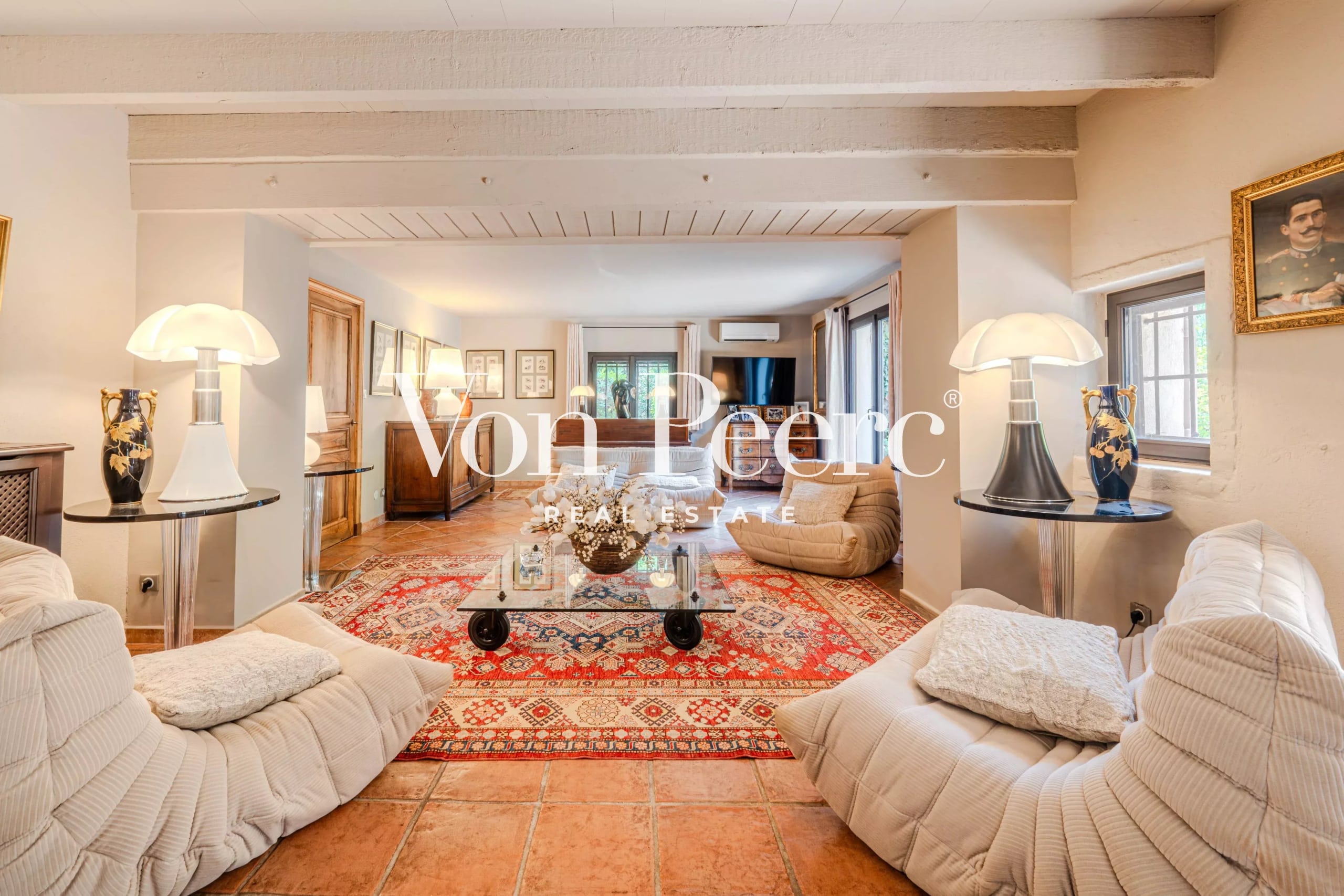Intérieur d'un mas provençal rénové avec un salon spacieux et des meubles confortables.