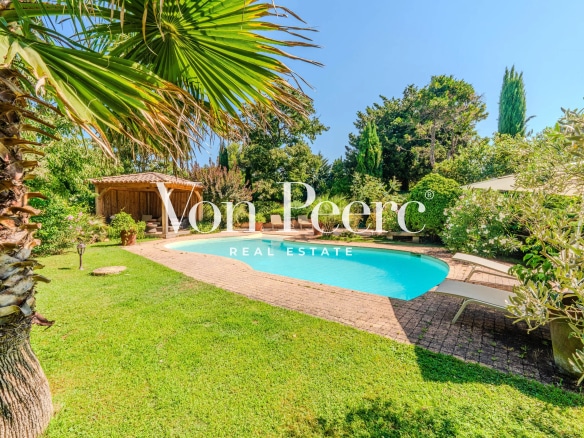 Mas provençal rénové avec piscine et jardin paysager à Arles, Provence.