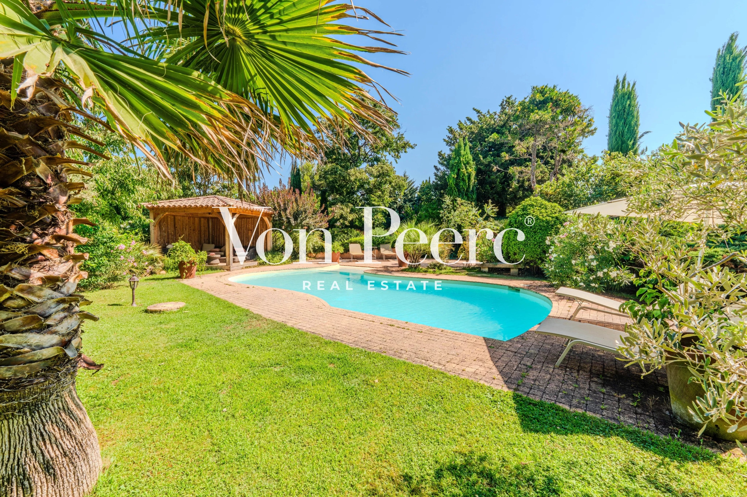 Mas provençal rénové avec piscine et jardin paysager à Arles, Provence.