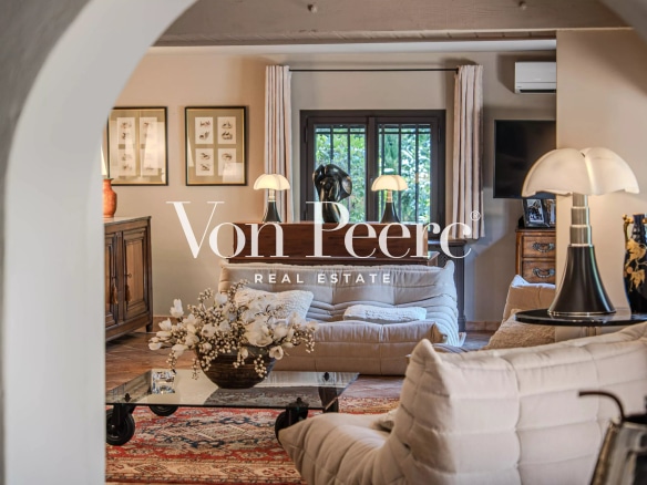 Intérieur d'un mas provençal rénové avec un salon lumineux et décoré, Arles.