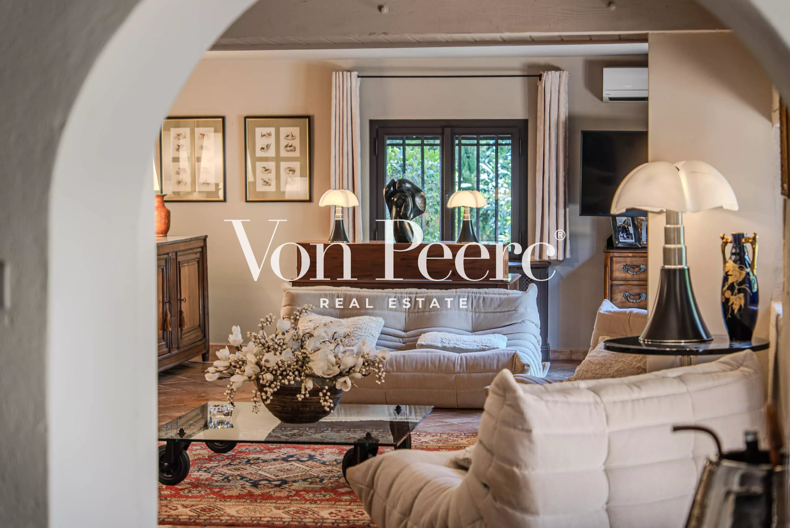 Intérieur d'un mas provençal rénové avec un salon lumineux et décoré, Arles.