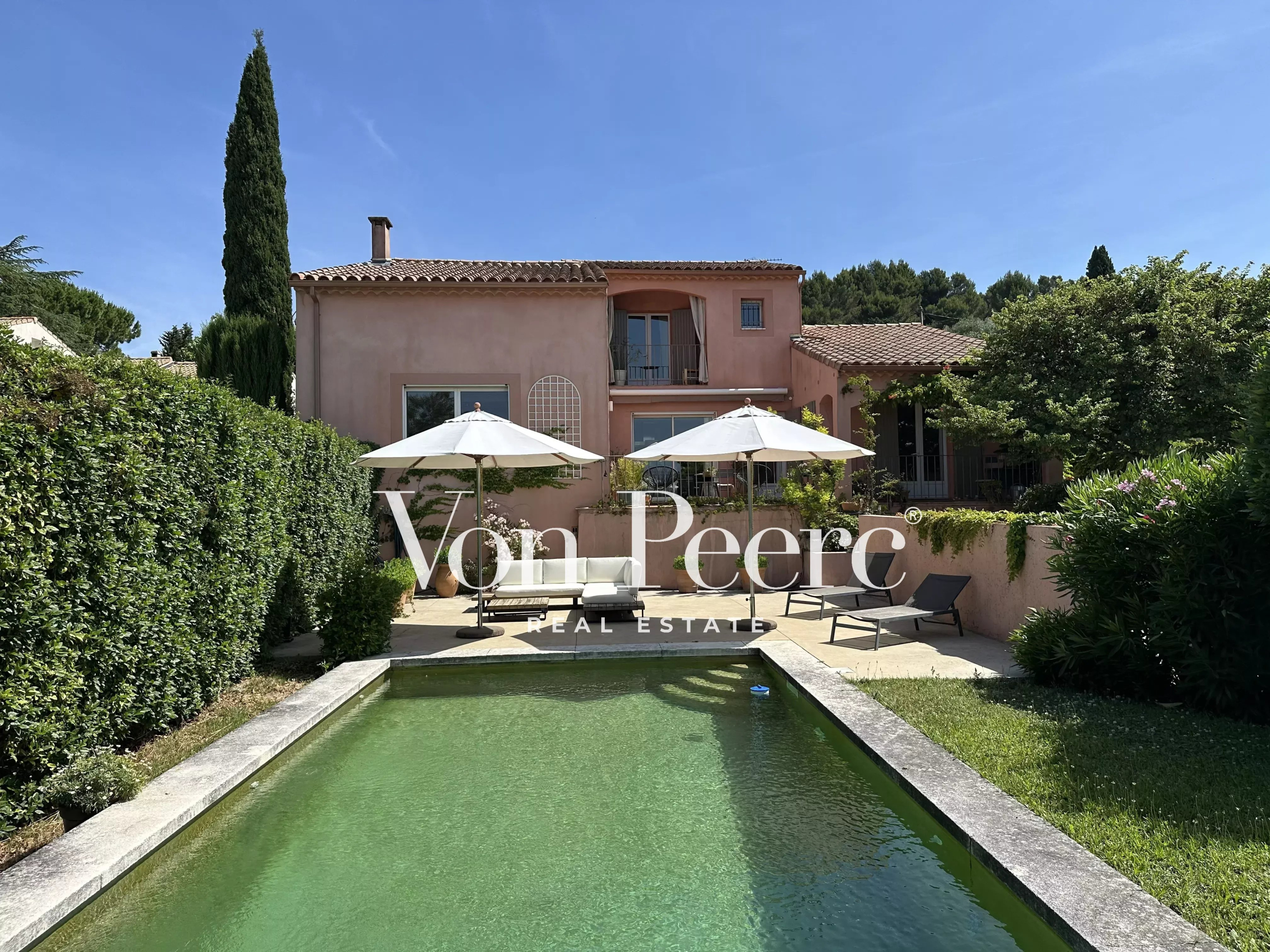 Maison avec piscine à Pujaut Maison avec jardin et piscine à Pujaut, près d'Avignon.