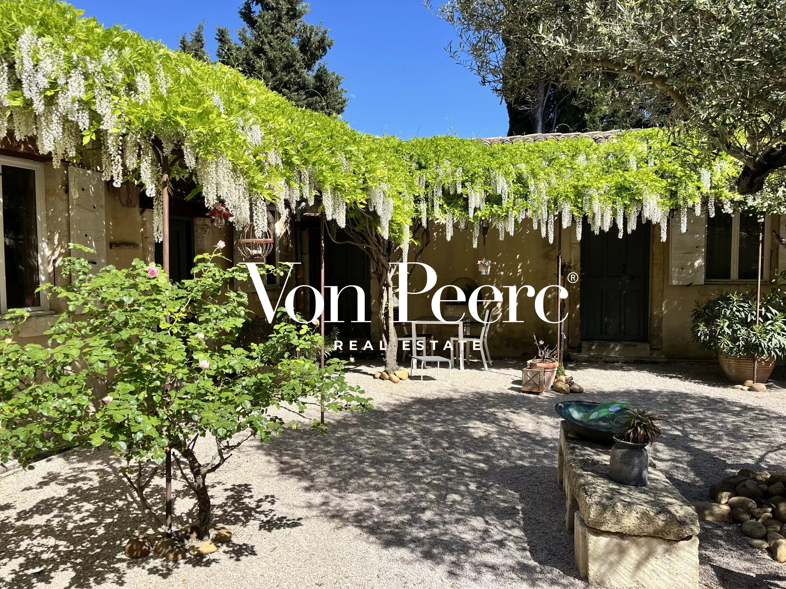 Maison de caractère avec gîtes, piscine et jardin à Saint-Laurent-des-Arbres, proche d'Avignon.