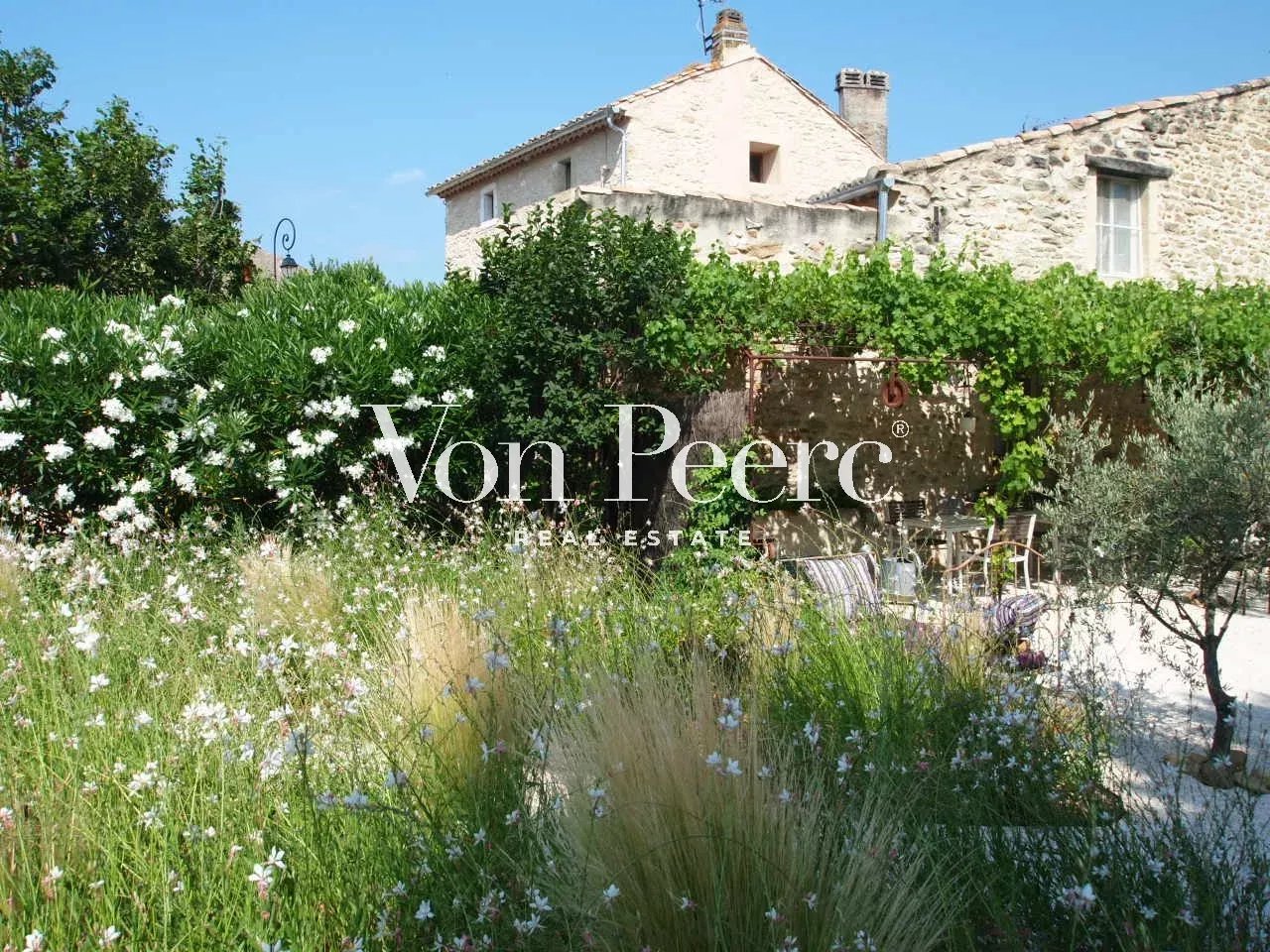 Maison de caractère avec jardin fleuri à Saint-Laurent-des-Arbres, près d'Avignon.