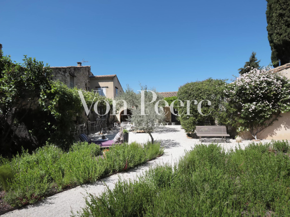 Jardin d'une maison de caractère avec gîtes, piscine à Saint-Laurent-des-Arbres.