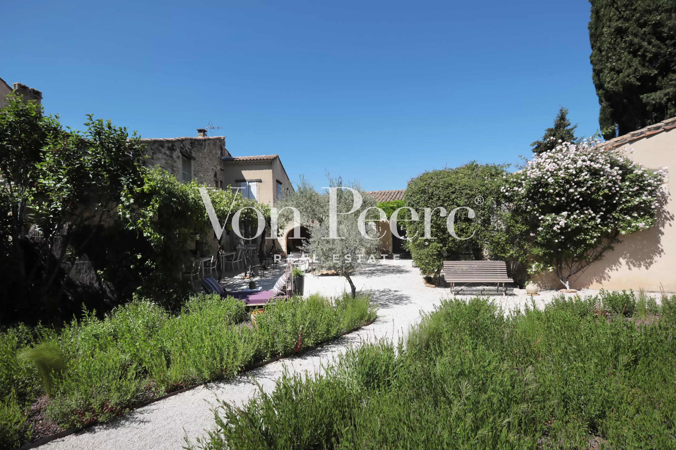 Jardin d'une maison de caractère avec gîtes, piscine à Saint-Laurent-des-Arbres.