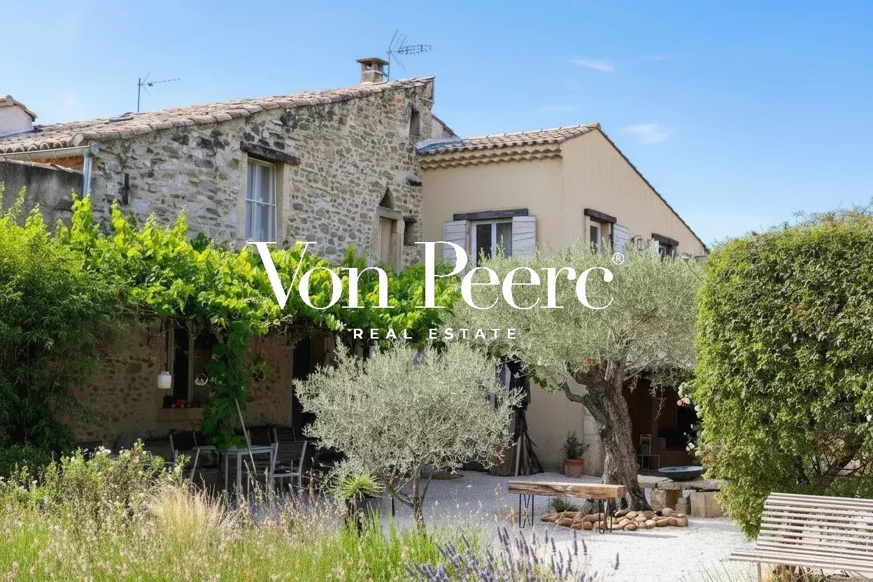 Maison de caractère avec gîtes, piscine et jardin à Saint-Laurent-des-Arbres.