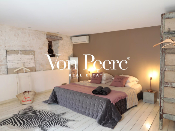 Chambre d'une maison de caractère à Saint-Laurent-des-Arbres, décorée avec un style moderne et provençal.