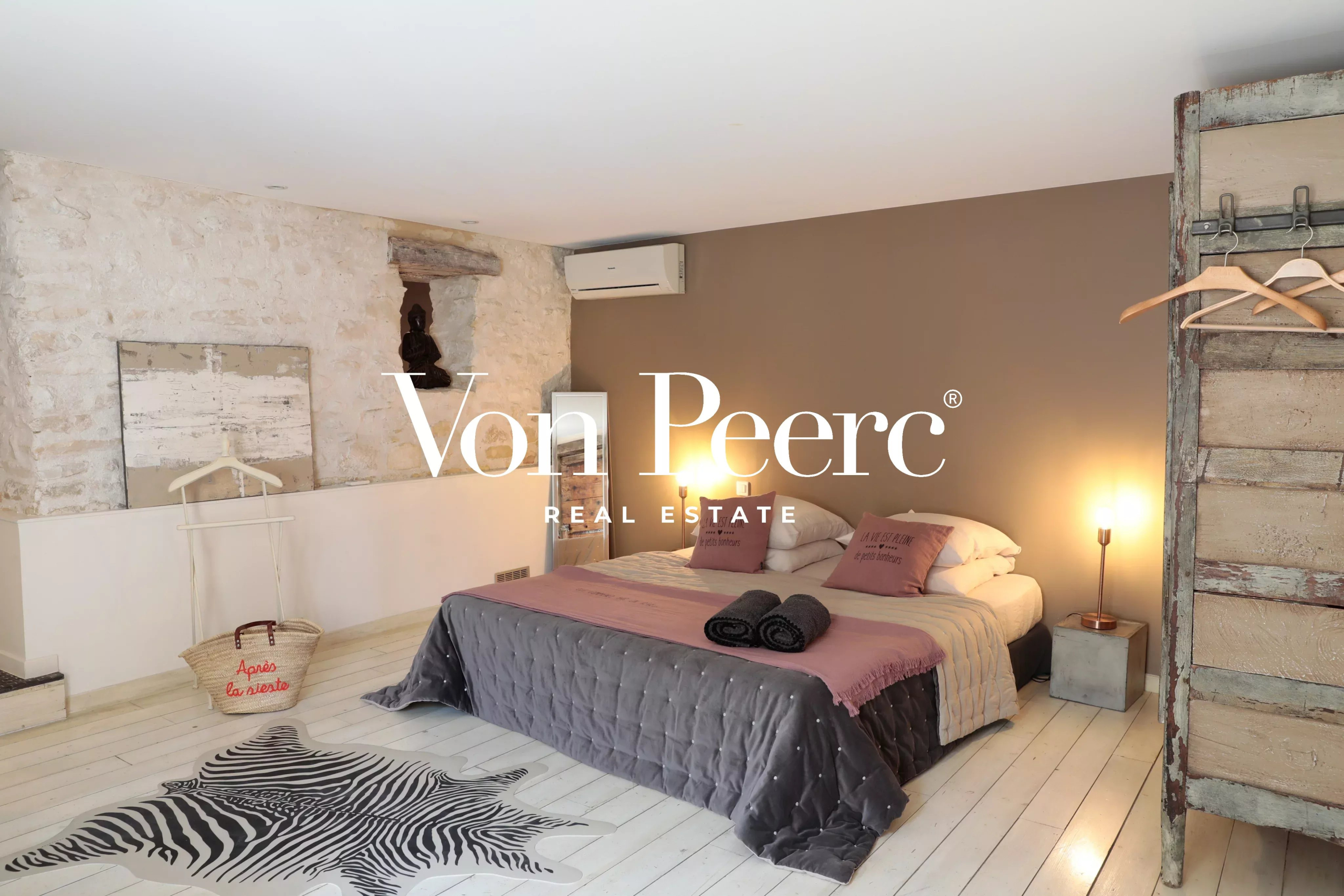 Chambre d'une maison de caractère à Saint-Laurent-des-Arbres, décorée avec un style moderne et provençal.