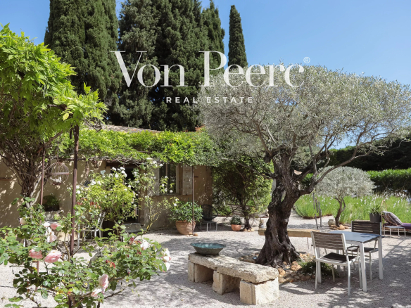 Maison de caractère avec piscine et jardin à Saint-Laurent-des-Arbres, près d'Avignon.